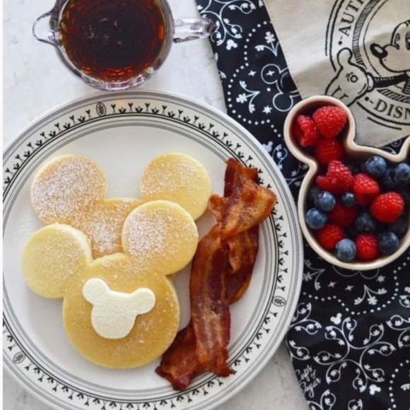 Williams Sonoma Le Creuset Disney Mickey Mouse Stoneware Ramekins